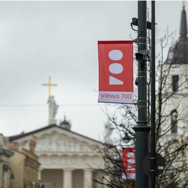 Banerinis vėliavos laikiklis apšvietimo stulpams su spauda Banerinis vėliavos laikiklis apšvietimo stulpams su spauda