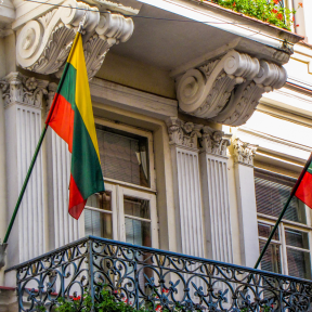 Lietuvos vėliava trispalvė 100 x 170 cm maunama ant koto (aukštos kokybės)
