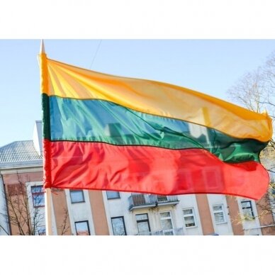 Lietuvos Respublikos vėliava 150 x 250 cm maunama ant koto 3